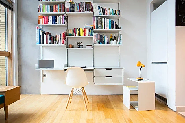 İyi Tasarım ilkelerini bünyesinde barındıran, çalışma masası, kitaplık ve sandalyeden oluşan bir oda.