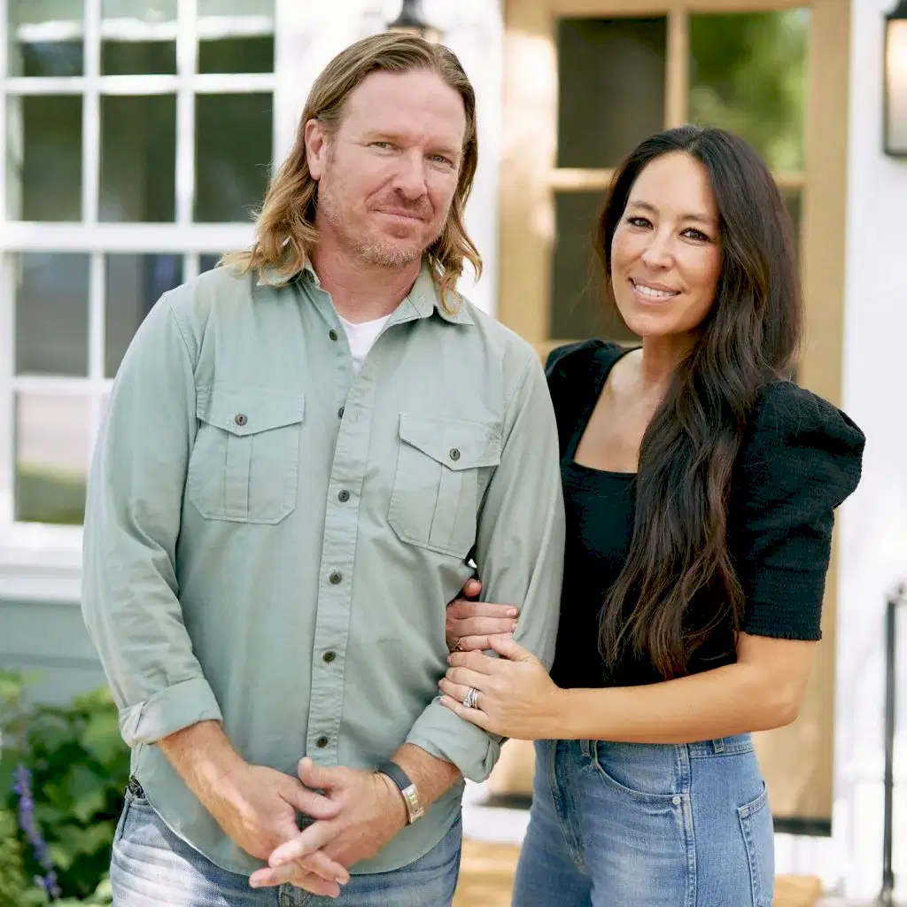 Joanna Gaines tarafından tasarlanan bir evin önünde duran bir adam.