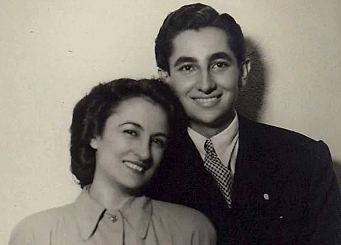 Ülkemizin yetiştirdiği ünlü kadın mimarlardan biri olan Harika Alpar Söylemezoğlu kocasıyla birlikte mutluluk içerisinde göründüğü bir poz vermiş.