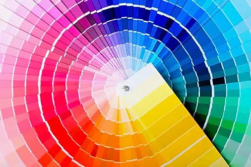 Pembe ve kırmızıdan mavi ve yeşile kadar uzanan dairesel bir desende düzenlenmiş renk örneklerinin spirali ve dairenin bir kısmını kaplayan dikdörtgen sarı bir örnek; her iç mimar tasarım projesi için mükemmel, canlı bir palet.