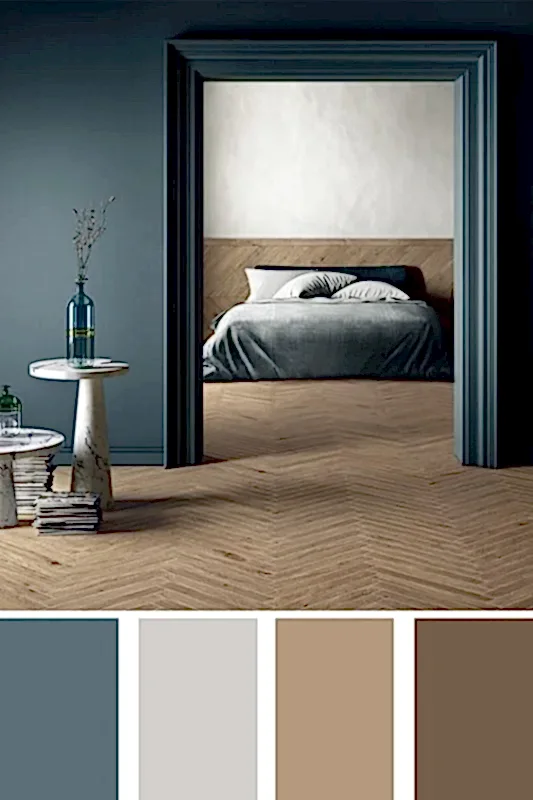 İç mimar tasarım'ın cazibesini yansıtan, koyu çerçeveli bir kapıdan görünen modern bir çift kişilik yatağa sahip zarif oda. Küçük bir sehpa mavi bir vazo ve kitaplar tutarken, duvarlar ve dekor, sofistike bir villa inziva yerini anımsatan, soluk, topraksı renk tonlarına sahiptir.