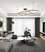 İç mimar tarafından tasarlanan, Standart gri oturma grubu, soyut sanat, yuvarlak sehpa ve gösterişli bir avize içeren modern oturma odası. Şeffaf perdelere sahip büyük pencereler, mermer duvara yerleştirilmiş doğrusal şömineyi tamamlıyor. Villa iç mekanları için ideal ilham.