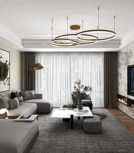 İç mimar tarafından tasarlanan, Standart gri oturma grubu, soyut sanat, yuvarlak sehpa ve gösterişli bir avize içeren modern oturma odası. Şeffaf perdelere sahip büyük pencereler, mermer duvara yerleştirilmiş doğrusal şömineyi tamamlıyor. Villa iç mekanları için ideal ilham.