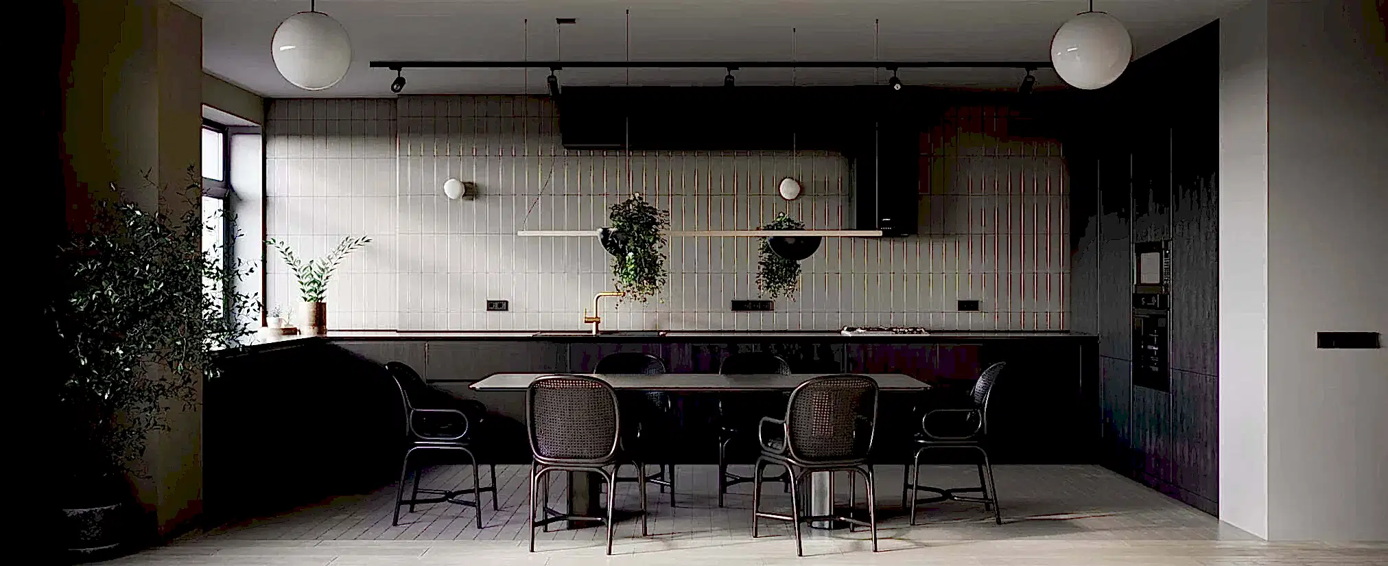 Siyah yemek masası, altı sandalye ve sarkıt lambalarla modern mutfak, hepsi bir iç mimarın tasarımının zarafetini yansıtıyor. Siyah dolaplar ve cihazlar, açık renkli vurgular ve saksı bitkileriyle fayanslı bir duvara yaslanarak her çağdaş villa için mükemmel, bütünleşik bir estetik yaratıyor.