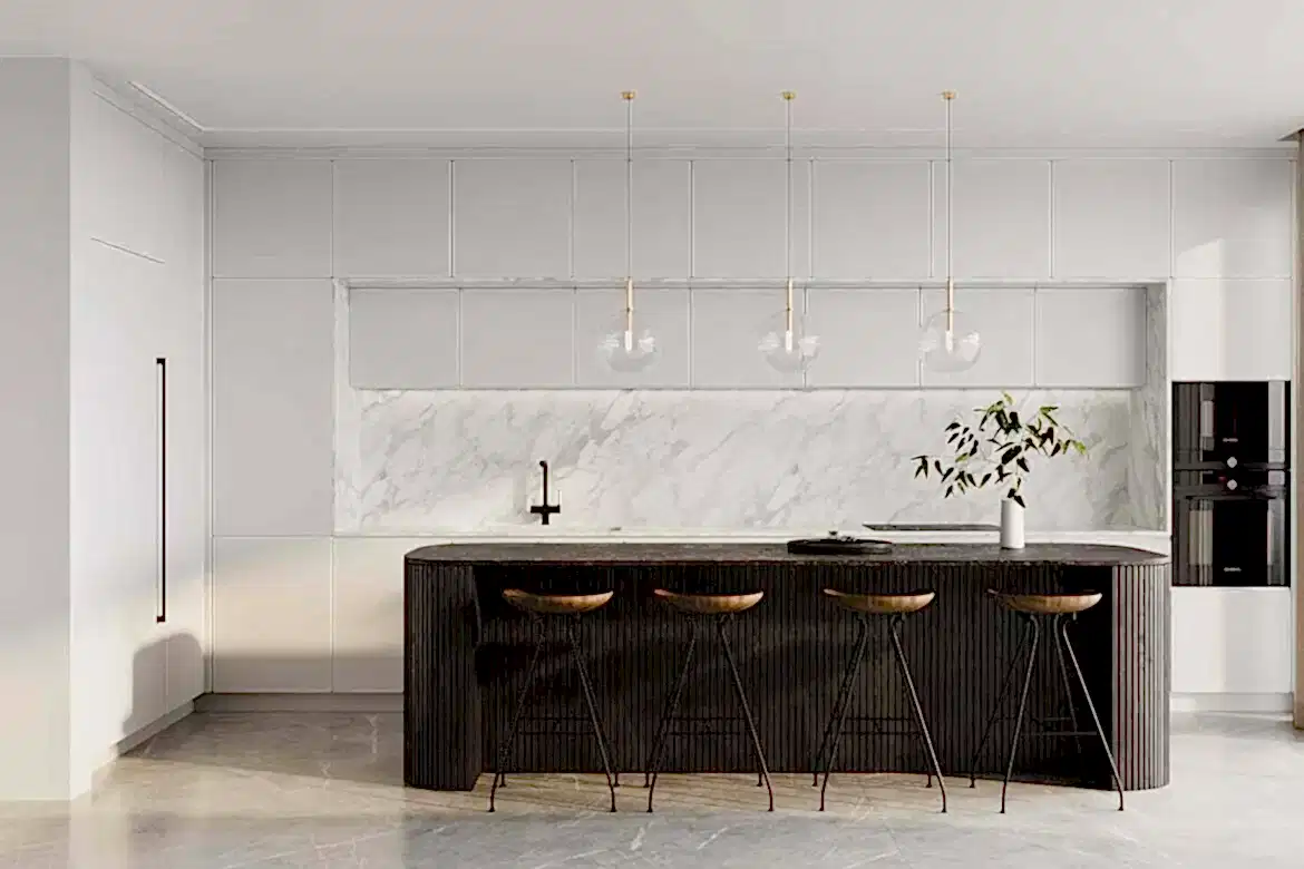 Mermer backsplash, şık beyaz dolaplar ve dört bar tabureli koyu bir ada ile modern mutfak—bir iç mimarın tasarımını bir villada sergilemesi için mükemmel. Üç sarkıt lamba yukarıda asılı ve dallı bir vazo tezgaha zarafet katıyor.