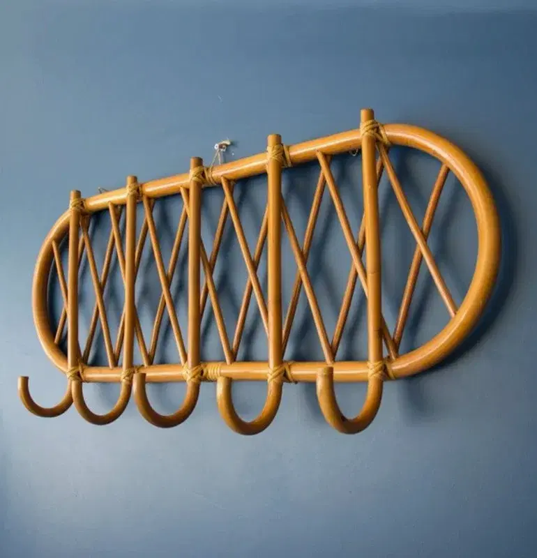 İç mimar tarafından tasarlanan bir villa için mükemmel olan, altı kancalı duvara monte bambu askılık, mavi bir fonun önünde öne çıkıyor.