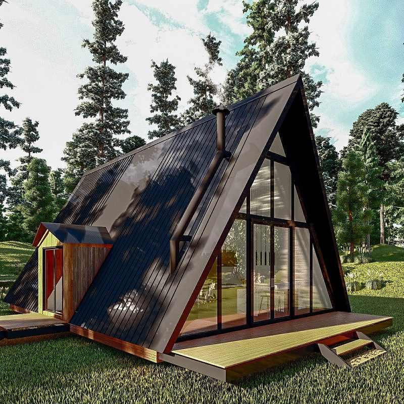 Büyük cam pencerelere, siyah metal çatıya ve ahşap güverteye sahip A şeklindeki kabin, arka planda çam ağaçlarıyla kaplı çimenli bir alana yerleşmiş, iç mimar esintili bir tasarımı temsil ediyor.