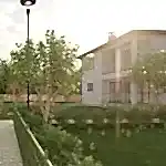 Dış Mekan Görselleştirme Hizmeti tarafından öne çıkarılan iki katlı bir villa, yeşil bitki örtüsü ve bakımlı bir çimenlik arasında beyaz bir dış cepheye sahiptir. Bir sokak lambası, güneş ışığı ağaçların arasından süzülürken, binaya giden asfalt yolu sıralar ve herhangi bir iç mimarın tasarım cazibesi için hayran kalacağı desenler oluşturur.