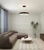 Modern oturma odanızı Dış Mekan Görselleştirme Hizmetimiz ile villa esintili bir vahaya dönüştürün: bej renkli oturma grubu, yuvarlak mermer sehpa, geometrik halı, minimalist avize ve havadar bir ortam için mavi perdeli büyük pencereler.