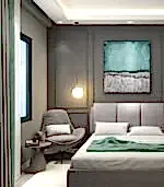 VR360 PAKETİ, yeşil vurgulu büyük bir yatak, minderli bir koltuk, küçük yuvarlak bir sehpa ve yatağın üzerinde soyut bir tablo içeren gri duvarlı modern bir yatak odası yaratıyor. Bir sarkıt lamba, çevrimiçi bir iç mimar tarafından düzenlenen bu dingin alana zarafet katıyor.