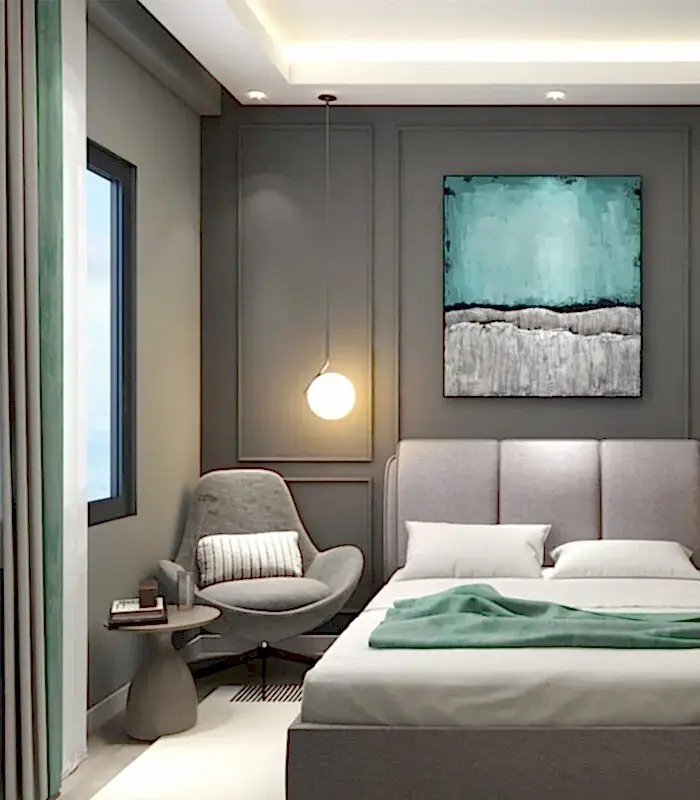 VR360 PAKETİ, yeşil vurgulu büyük bir yatak, minderli bir koltuk, küçük yuvarlak bir sehpa ve yatağın üzerinde soyut bir tablo içeren gri duvarlı modern bir yatak odası yaratıyor. Bir sarkıt lamba, çevrimiçi bir iç mimar tarafından düzenlenen bu dingin alana zarafet katıyor.