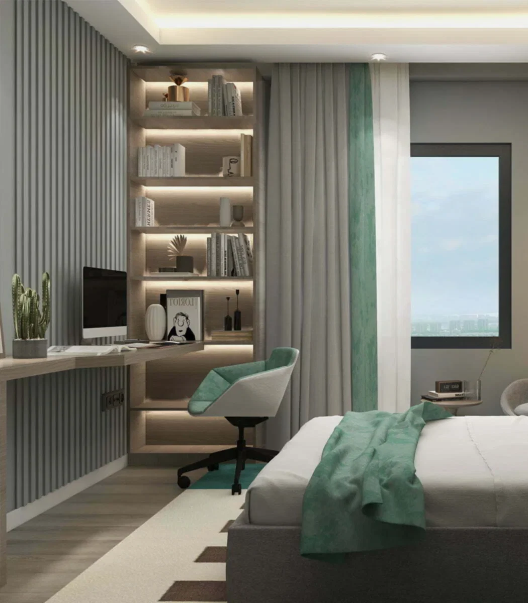 VR360 PAKETİ iç mimar stiliyle tasarlanan bu modern yatak odasında rahat bir yatak, yeşil vurgular, sandalyeli bir çalışma masası, şık kitap ve dekor dolu raflar, zarif bir saksı kaktüsü ve perdeli büyük bir pencere ön plana çıkıyor.