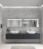 BANYO TASARIMI, mermer duvarlar, çift lavabo, büyük aynalar ve gri yüzen bir dolapla modern bir banyo sergiliyor. Ünlü bir iç mimar tarafından tasarlanan villa tarzı mekan, dolabın önündeki halıya sıcak bir ışık veren yumuşak bir aydınlatmaya sahip.