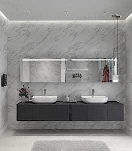 BANYO TASARIMI, mermer duvarlar, çift lavabo, büyük aynalar ve gri yüzen bir dolapla modern bir banyo sergiliyor. Ünlü bir iç mimar tarafından tasarlanan villa tarzı mekan, dolabın önündeki halıya sıcak bir ışık veren yumuşak bir aydınlatmaya sahip.