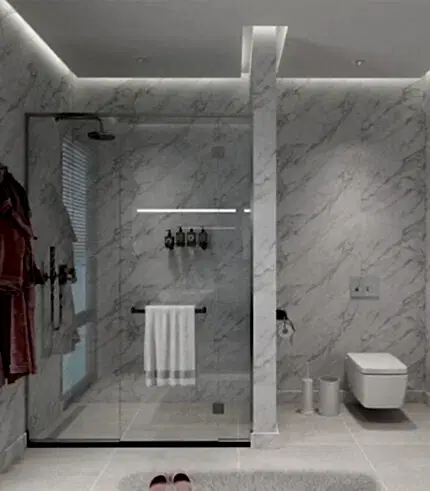 Mermer duvarlar, cam duş ve duvara monte tuvalete sahip şık bir BANYO TASARIMI deneyimi yaşayın. Havlu, bornoz ve tuvalet malzemeleri, sanki çevrimiçi bir villa tasarım stüdyosu tarafından küratörlüğünü yapılmış gibi zarif bir şekilde sergileniyor.