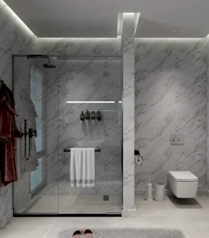 Mermer duvarlar, cam duş ve duvara monte tuvalete sahip şık bir BANYO TASARIMI deneyimi yaşayın. Havlu, bornoz ve tuvalet malzemeleri, sanki çevrimiçi bir villa tasarım stüdyosu tarafından küratörlüğünü yapılmış gibi zarif bir şekilde sergileniyor.